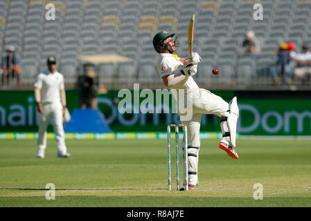 Stade Optus, Perth, Australie. 14 Décembre, 2018. La série d'essai International Cricket, l'Australie et l'Inde, deuxième essai, jour 1 ; Travis Chef de l'Australie joue sur le côté de la jambe : Action Crédit Plus Sport/Alamy Live News Banque D'Images