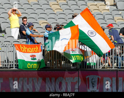 Stade Optus, Perth, Australie. 14 Décembre, 2018. La série d'essai International Cricket, l'Australie et l'Inde, deuxième essai, jour 1 ; Indian supporters agitent des drapeaux pendant la lecture : l'action de Crédit Plus Sport/Alamy Live News Banque D'Images