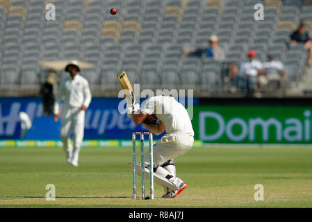 Stade Optus, Perth, Australie. 14 Décembre, 2018. La série d'essai International Cricket, l'Australie et l'Inde, deuxième essai, jour 1 ; Travis Chef de l'Australie un crédit de livraison court canards : Action Plus Sport/Alamy Live News Banque D'Images