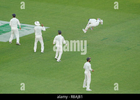 Stade Optus, Perth, Australie. 14 Décembre, 2018. La série d'essai International Cricket, l'Australie et l'Inde, deuxième essai, jour 1 ; wicketkeeper indien Rishabh Pant sauts pour une courte Action Crédit : balle Plus Sport/Alamy Live News Banque D'Images