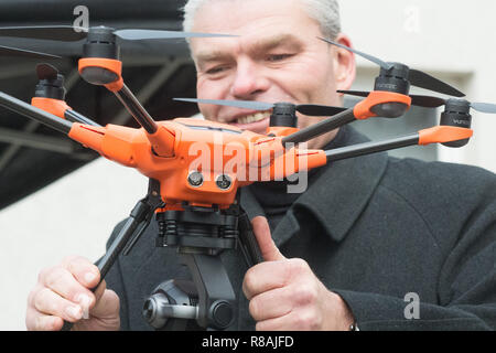 Magdeburg, Allemagne. 14 Décembre, 2018. Holger Stahlknecht (CDU), le ministre de l'Intérieur, de la Saxe-Anhalt, est titulaire d'un bourdon dans ses mains. L'homme politique a remis quatre de ces périphériques au bureau de la Police criminelle de l'état de Saxe-Anhalt. Credit : Klaus-Dietmar Gabbert/dpa-Zentralbild/dpa/Alamy Live News Banque D'Images