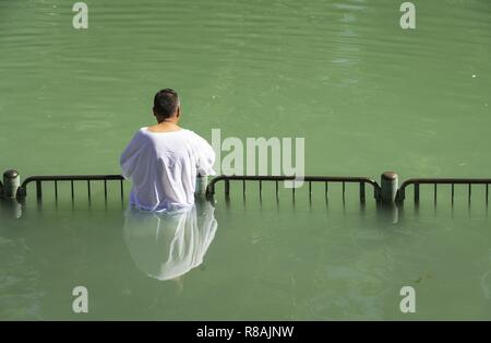 Yardenit, Israël. 28 Oct, 2018. Un pasteur remplit une bouteille en plastique à l'Yardenit site baptismal en Israël avec l'eau de la Jordanie. (28 octobre 2018) | dans le monde entier : dpa Crédit/Alamy Live News Banque D'Images