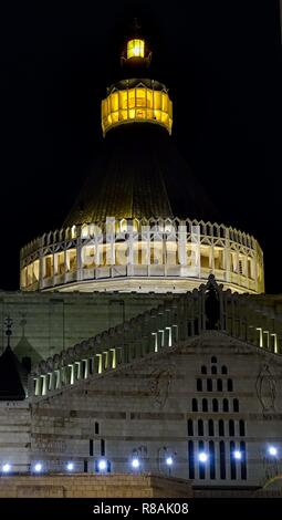 Vue nocturne de la coupole de 37 m l'Annonciation à Nazareth Basilique Catholique. L'église moderne (le cinquième sur ce site), consacrée le 23 mars 1969, est la plus grande église de tout le Moyen-Orient. (28 octobre 2018) | dans le monde entier Banque D'Images