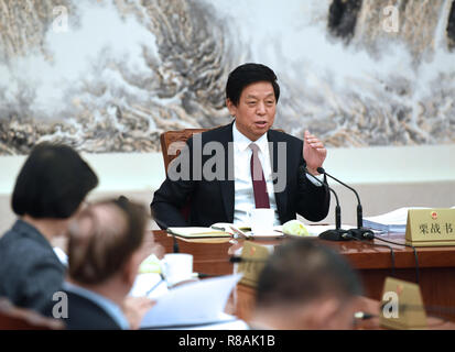 (181214) -- BEIJING, 14 décembre 2018 (Xinhua) -- Li Zhanshu, président du 13e Congrès national du peuple Comité permanent, préside une réunion du Comité permanent de l'APN dans le Grand Hall du Peuple à Beijing, capitale de Chine, le 14 décembre 2018. (Xinhua/Rao Aimin) (LMM) Banque D'Images