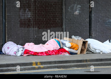 Londres, Royaume-Uni. 14 Décembre, 2018. Un sans-abri est vu dormir dans la rue sous le pont Harringay Green Lanes dans le nord de Londres, où jusqu'à quatre personnes ont vu dormir.Plus de 24 000 personnes en Grande-Bretagne va passer Noël à la rue selon les nouveaux chiffres par la charité de crise. Recherche commandée par l'organisme de bienfaisance montre que le nombre de sans-abri a augmenté considérablement en Angleterre et au Pays de Galles entre 2012 et 2017. Il a augmenté de 120  % en Angleterre et 63  % au Pays de Galles, comparativement à une baisse de 6 % en Ecosse. On s'attend à des températures de gel dans la capitale, Ma Banque D'Images