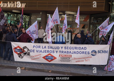 Madrid, Espagne. 14 Décembre, 2018. Les protestataires sont vues tenant une bannière et de drapeaux pendant la manifestation.Une cinquantaine de travailleurs du métro de Madrid manifestation devant l'Assemblée de Madrid pour la démission de Borja Carabante, PDG de Metro de Madrid, et d'une solution à l'amiante dans le réseau de métro de la ville de Madrid après la seconde mort, une conséquence de l'amiante dans un travailleur. Credit : Lito Lizana SOPA/Images/ZUMA/Alamy Fil Live News Banque D'Images