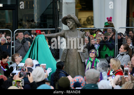 Manchester, UK. 14 décembre 2018. Des centaines d'assister au dévoilement d'une statue de Suffragette Emmeline Pankhurst par sculpture designer Hazel Reeves. La journée marque 100 ans depuis que les femmes ont obtenu le droit de vote.Manchester, Royaume-Uni, le 14 décembre 2018 Crédit : Barbara Cook/Alamy Live News Banque D'Images