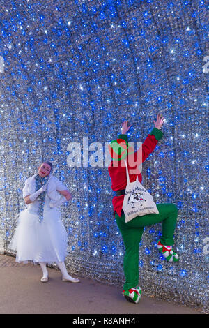 Bournemouth, Dorset, UK. 14 décembre 2018. White Fairy et Elf jusqu'à tort à Bournemouth Gardens sur un jour nuageux très froid. Elf essaie de monter les murs intérieurs de l'arbre de Noël de Bournemouth Wonderland ! Credit : Carolyn Jenkins/Alamy Live News Banque D'Images