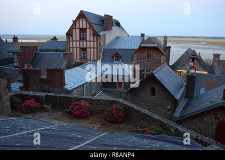 Mont Saint Michel, Frankreich. 26 juillet, 2018. Vue sur les maisons au Mont Saint Michel. Utilisation dans le monde entier | Credit : dpa/Alamy Live News Banque D'Images