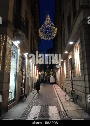 Milan, les lumières de Noël et des décorations dans les rues du quartier de la mode et des décorations de Noël pour des boutiques de luxe et les rues du quadrilatère de la mode. Voici comment l'une des plus prestigieuses rues commerçantes - VIA BAGUTTA - se présente aux yeux du peuple et les nombreux touristes Banque D'Images