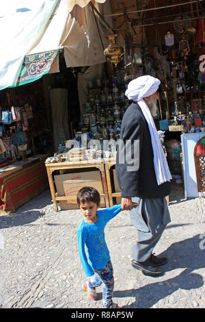 Shiraz, Iran. 20 Oct, 2018. Iran - grand-père et petit-fils de Vakil Bazar dans le centre historique de Shiraz, Fars. Prise le 20.10.2018. Crédit : Rolf Zimmermann | utilisée dans le monde entier/dpa/Alamy Live News Banque D'Images