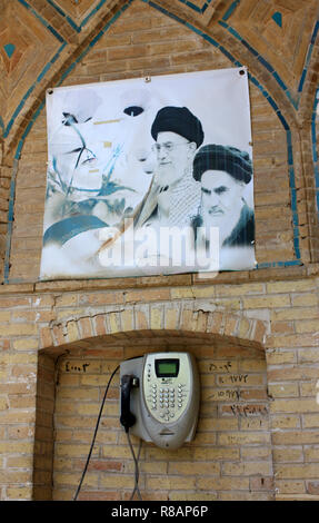 Shiraz, Iran. 20 Oct, 2018. Iran - affiche représentant les chefs religieux Ajatollah Khomeiny et Khamenei sur un téléphone public, Emplacement : Khan (Madrese e-Khan), Shiraz, Fars. Prise le 20.10.2018. Crédit : Rolf Zimmermann | utilisée dans le monde entier/dpa/Alamy Live News Banque D'Images