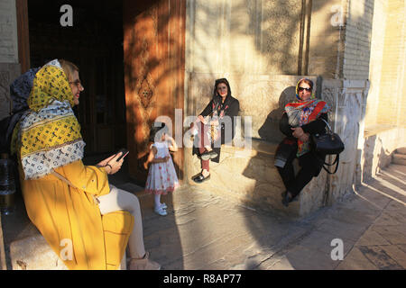 Shiraz, Iran. 20 Oct, 2018. Iran - Shiraz, les femmes iraniennes sont assis en face de l'entrée de l'Naranjestan Museum (Narenjestan ou Qavam, Jardin Bagh-e Narandschestan, Orange Garden). Prise le 20.10.2018. Crédit : Rolf Zimmermann | utilisée dans le monde entier/dpa/Alamy Live News Banque D'Images