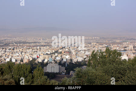 Hamadan, en Iran. 15 Oct, 2018. Iran - vue ville Hamadan vu de l'Abbasabad hill. Hamadan est une ville dans l'ouest de l'Iran et la capitale de la province du même nom. Prise le 15.10.2018. Crédit : Rolf Zimmermann | utilisée dans le monde entier/dpa/Alamy Live News Banque D'Images