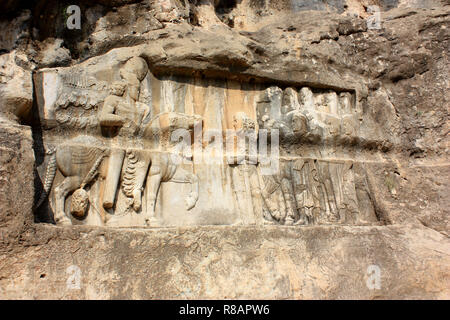 Iran - rock dans la vallée de secours e chogan Tang, l'un des quatre reliefs du Sassanidian rock era (environ 3ème siècle EC), qui sont principalement Shapur I (fondateur de la ville de Bishapur), mais aussi de célébrer d'autres dirigeants. Le soulagement célèbre la victoire de Shapur I sur les Romains. L'empereur romain Valérien s'agenouille devant la règle. Nœud gordien III. est mort sous le cheval de la règle. La scène est encadrée par de hauts fonctionnaires de l'époque sassanide. Bishapur (ville de Shapur) était une ville résidence sassanide. Il est situé dans la province de Fars. Prise le 18.10.2018. Photo : Rolf Zimmermann | conditions dans le monde entier Banque D'Images