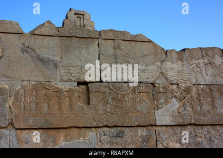 Persepolis, Iran. 19 Oct, 2018. Iran - Persepolis, UNESCO World Heritage Site, résidence de la Perse ancienne ville sous le Achamenids, fondée en 520 BC Dareios I dans le sud de l'Iran dans la région, la province du Fars Perside, la figure montre le symbole Faravahar, la représentation de l'âme humaine avant la naissance et après la mort. Achamenid dans le royaume, le symbole représentait également un emblème national sculpté en palais et monuments et est encore considéré aujourd'hui par de nombreux Perses comme le "symbole ancestral' des ancêtres. Prise le 19.10.2018. Crédit : Rolf Zimmermann | utilisée dans le monde entier/dpa/Alamy Live News Banque D'Images