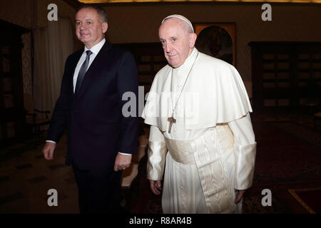 La cité du Vatican. 14 Décembre, 2018. Le pape François rencontre le président de la République slovaque ANDREJ KISKA dans la bibliothèque privée au Vatican. Credit : Evandro Inetti/ZUMA/Alamy Fil Live News Banque D'Images