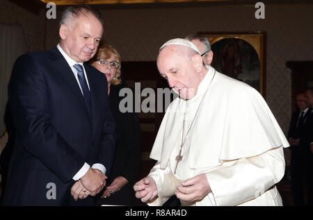 La cité du Vatican. 14 Décembre, 2018. Pape FRANCIS répond à ANDREJ KISKA Président de la République slovaque dans la bibliothèque privée au Vatican. Credit : Evandro Inetti/ZUMA/Alamy Fil Live News Banque D'Images