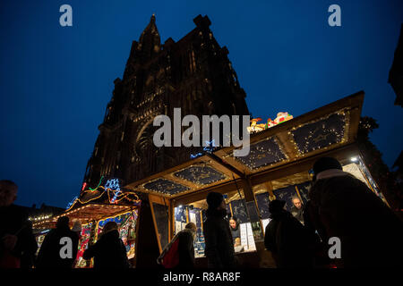 14 décembre 2018, la France (France), Strasbourg : Nombreux stands peuvent être vus au marché de Noël en face de la cathédrale. Deux jours après l'attaque terroriste à Strasbourg, la police a tué l'assassin présumé Chekatt. Photo : Marijan Murat/dpa Banque D'Images