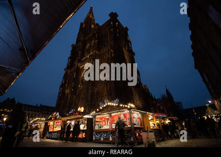 14 décembre 2018, la France (France), Strasbourg : Nombreux stands peuvent être vus au marché de Noël en face de la cathédrale. Deux jours après l'attaque terroriste à Strasbourg, la police a tué l'assassin présumé Chekatt. Photo : Marijan Murat/dpa Banque D'Images