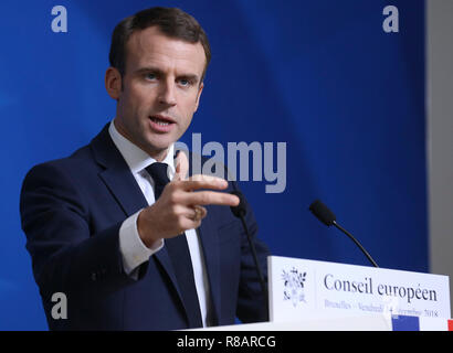 Bruxelles, Belgique. 14 Décembre, 2018. Le président français, Emmanuel Macron parle au cours d'une conférence de presse à l'issue d'un sommet de l'UE à Bruxelles, Belgique, le 14 décembre 2018. Credit : Ye Pingfan/Xinhua/Alamy Live News Banque D'Images