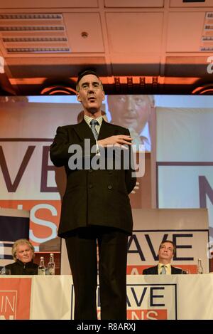 Londres, Royaume-Uni. 14 Décembre 2018 : Jacob Rees Mogg - prenant la parole à quitter signifie quitter rally au Queen Elizabeth Centre de conférence. Tim Martin et Nigel Farage chaque côté de lui. Credit : Claire Doherty/Alamy Live News Banque D'Images