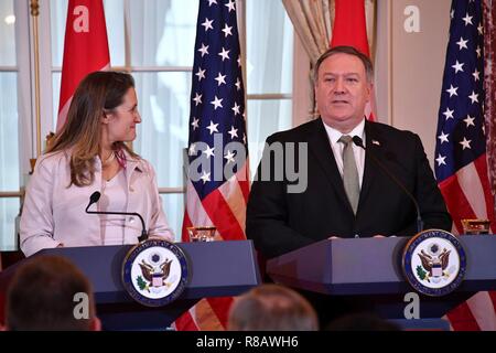 Washington DC, USA. 14 Décembre, 2018. La secrétaire d'État des États-Unis, Mike Pompeo, droite, répond à une question que le ministre des Affaires étrangères du Canada Chrystia Freeland, gauche, regarde dans le cours d'une conférence de presse conjointe après les États-Unis - Canada 2 +2 réunion ministérielle au département d'Etat 14 décembre 2018 à Washington, D.C. Crédit : Planetpix/Alamy Live News Banque D'Images