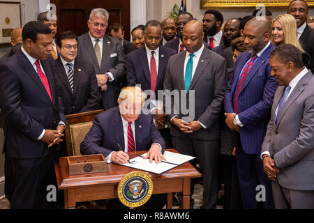 Le président Donald J. Trump est rejoint par les législateurs, les membres du Cabinet, et d'invités Mercredi, Décembre 12, 2018, tel qu'il signe l'ordre exécutif 'instituant l'occasion de la Maison Blanche et du Conseil de revitalisation' dans la Roosevelt Room de la Maison Blanche. People : Le président Donald Trump Banque D'Images