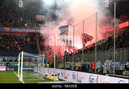 Duisburg, Allemagne. 14 Décembre, 2018. firo : Football, 14.12.2018 2. Saison 2018/2019 Bundesliga, MSV Duisburg - HSV Hamburg Hambourg Hambourg Hambourg zvønden les fans de Pyros. Utilisation dans le monde entier | Credit : dpa/Alamy Live News Banque D'Images