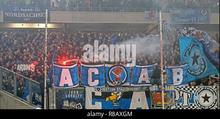 Duisburg, Allemagne. 14 Décembre, 2018. firo : Football, 14.12.2018 2. Saison 2018/2019 Bundesliga, MSV Duisburg - HSV Hamburg Hambourg Hambourg les fans de Hambourg sont regardant Bengalos. Utilisation dans le monde entier | Credit : dpa/Alamy Live News Banque D'Images