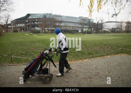 London UK. 15 décembre 2018. Les golfeurs jouant sur une journée froide au Wimbledon Park Golf Club. Le All England Lawn Tennis Club () Profils têtes a acheté le terrain de golf voisin au 73 acres de la 120 ans golf club pour £65 millions ($81,9 millions). La nouvelle terre sera utilisée pour permettre à plus de pratique des tribunaux et de meilleures installations pour des épreuves de qualification Crédit : amer ghazzal/Alamy Live News Banque D'Images