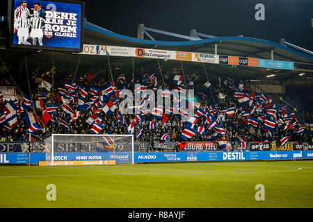 TILBURG - 14-12-2018, Koning Willem II stadion néerlandaise de football saison 2018 / 2019 de l'Eredivisie. Drapeaux dans les tribunes du stade pendant le match Willem II - ADO. Score final 0-3. Banque D'Images