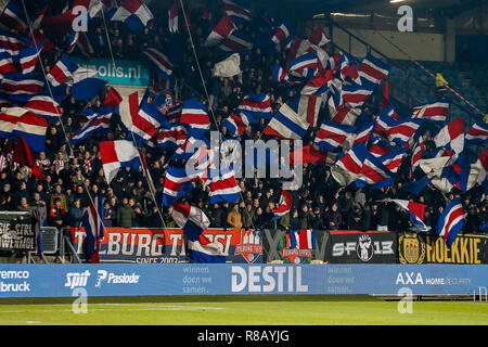 TILBURG - 14-12-2018, Koning Willem II stadion néerlandaise de football saison 2018 / 2019 de l'Eredivisie. Drapeaux dans les tribunes du stade pendant le match Willem II - ADO. Score final 0-3. Banque D'Images