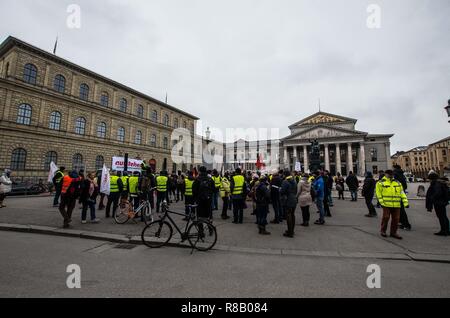 Munich, Bavière, Allemagne. Le 15 décembre, 2018. Dans une tentative pour amener le mouvement révolutionnaire gilets jaunes de la France vers l'Allemagne, le groupe 'Aufstehen'' ('Stand Up'') a organisé une manifestation au gilet jaune du Munich Max Joseph Platz pour exiger des réformes pour résoudre la crise, de la pénurie de logements, la privatisation, et d'autres questions dans la ville. Credit : ZUMA Press, Inc./Alamy Live News Banque D'Images