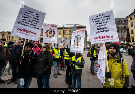 Munich, Bavière, Allemagne. Le 15 décembre, 2018. Dans une tentative pour amener le mouvement révolutionnaire gilets jaunes de la France vers l'Allemagne, le groupe 'Aufstehen'' ('Stand Up'') a organisé une manifestation au gilet jaune du Munich Max Joseph Platz pour exiger des réformes pour résoudre la crise, de la pénurie de logements, la privatisation, et d'autres questions dans la ville. Credit : ZUMA Press, Inc./Alamy Live News Banque D'Images