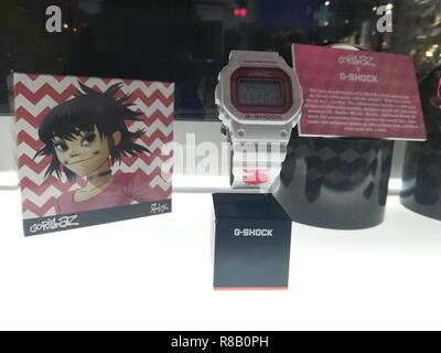 Lancement de Londres : Les gens sont en attente pour la nouvelle édition spéciale limitée de Noodle et Russel de montres Casio G-Sshock pour Gorillaz et 35e anniversaire de la collaboration, London, UK Banque D'Images