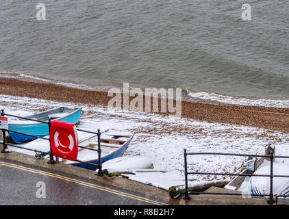 La plage et dinghys en bois dans la neige, Totland Bay, île de Wight, Royaume-Uni Banque D'Images