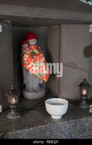 Fukuoka, Japan-October 19, 2018 : petit sanctuaire pour la protection des jeunes enfants à la ninja Kushida shrine motif Banque D'Images