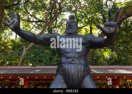 Fukuoka, Japon - 20 octobre 2018 : Statue d'un lutteur de sumo de l'antiquité au sanctuaire de Sumiyoshi motif Banque D'Images