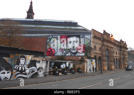 Ce grand et nouveau et magnifique murale est apparu sur un mur près de la Clutha Bar, à côté de la rivière Clyde à Glasgow, en 2018. Il est du célèbre architecte et designer écossais, Charles Rennie Mackintosh, et il commémore le 150e anniversaire de sa naissance en 1868. Il regarde vers le bas sur les peintures murales des musiciens, Gerry Rafferty, Alex Harvey, Frank Zappa et Frankie Miller ! Alan Wylie/Alamy © Banque D'Images