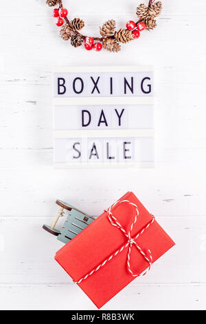 Creative haut voir télévision lay composition promotion Boxing day vente texte sur fond blanc lightbox copier modèle espace Boxing day sale hiver maquette c Banque D'Images