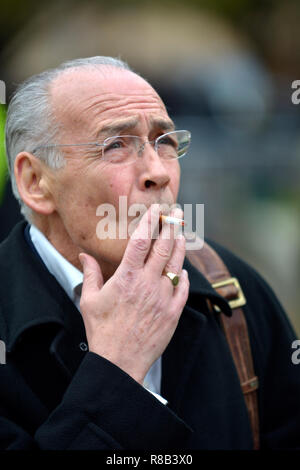 Alastair Stewart, ITN reporter, sur College Green, Westminster ayant une cigarette avant de couvrir le vote de confiance à Theresa pour la direction de la mai Banque D'Images