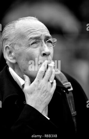 Alastair Stewart, ITN reporter, sur College Green, Westminster ayant une cigarette avant de couvrir le vote de confiance à Theresa pour la direction de la mai Banque D'Images