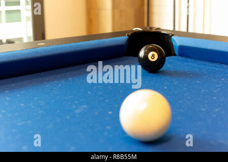 Certains se concentrer sur ball n. Sur la table de billard 8 Banque D'Images