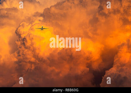 Avion survoler orange dramatique Ciel et nuages abstract background. Vue de dessus de nuages orange. Art photo de nuages orange texture. Long voyage avec Banque D'Images