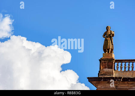 Statue sur le dessus du bâtiment de style baroque historique dans la ville d'Ouro Preto, Minas Gerais Banque D'Images