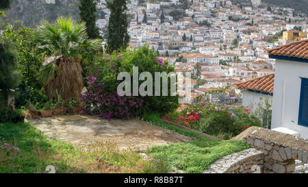 C'est un point de vue de quelqu'un de la cour sur l'île d'Hydra. Je me demande si on ne peut jamais s'ennuyer ou désabusés par cette magnificence. Banque D'Images