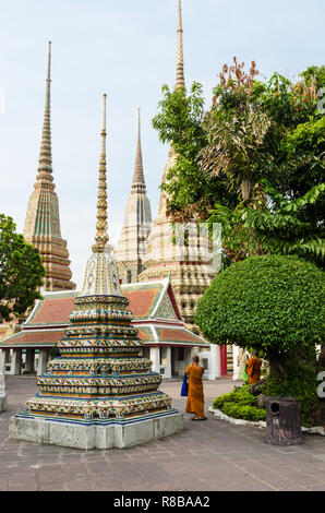 Les moines bouddhistes en tenant à des motifs complexes de Wat Pho à Bangkok, Thaïlande Banque D'Images