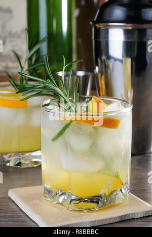 Cocktail de vodka tonic avec l'ajout de jus d'orange fraîchement pressé Banque D'Images