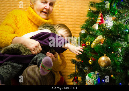 Portrait of happy grandmother hugging sa petite-fille sur Noël et Nouvel An des arbres décorés, joyeux Noël concept, famille heureuse, style de piscine, studio shot Banque D'Images